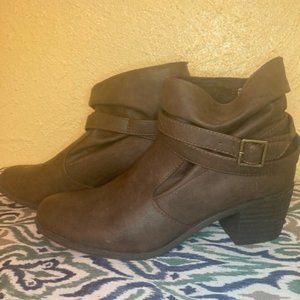 Brown ankle boots. American Eagle  NWT  Size 8